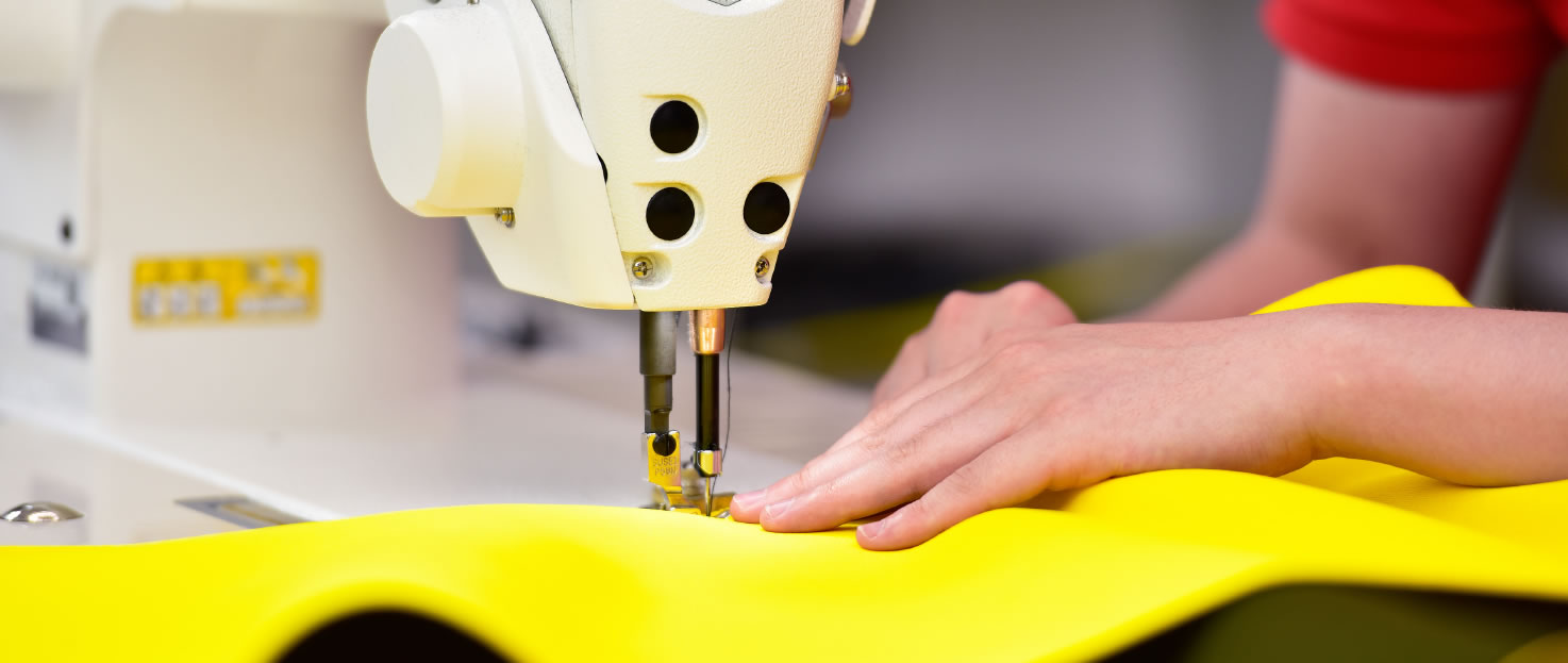 熟練の職人による手作業での縫製